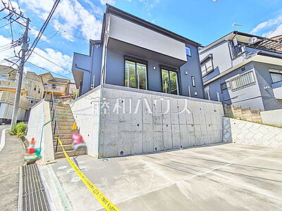外観:外観 【八王子市絹ケ丘3丁目】道路面よりやや高い位置で建築しているため、1階でも人の目線が気になることはありません。 外観:外観 【八王子市絹ケ丘3丁目】道路面よりやや高い位置で建築しているため、1階でも人の目線が気になることはありません。