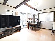 窓が多く心地よく通り抜ける爽やかな風、開放感に満ちた健やかなリビング リビング　【清瀬市中清戸5丁目】