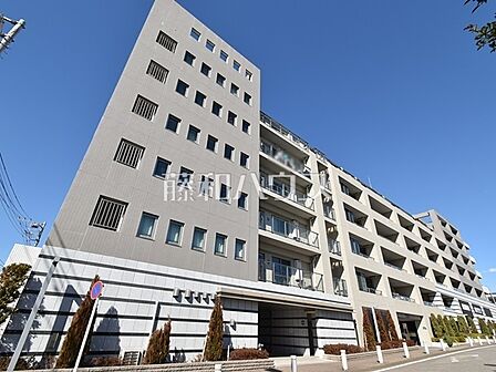 ≪現地外観≫JR南武線「西府」駅 徒歩1分！この恵まれたロケーションによる幸福感は、毎朝の通勤時にしっかりと感じられるのではないでしょうか。　【レクセル府中西府】