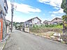 外観：接道状況および現場風景　【八王子市長沼町】 一戸建ての多いエリアのため、静かで落ち着いた雰囲気の街並みです。