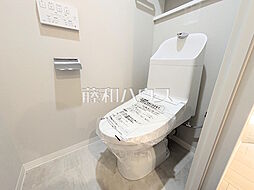 トイレ　【ナイスブライトピア世田谷千歳台】温水洗浄機能付きトイレで清潔にご使用いただけます。　