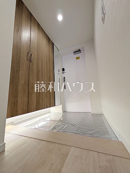玄関ホール/玄関収納 【ファインストーリアスカイツインズベルタワー】玄関には姿見がございます。身だしなみを最終チェックをして出掛けましょう!