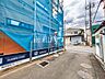 外観：接道状況および現場風景　【新座市畑中1丁目】 建物のプレゼンをさせていただきますので、実際の完成イメージを思い描いていただくことができます。お気軽にお問合せ下さい。