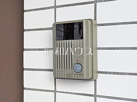 TVモニター付きインターホン 訪問者がわかるTVモニター付インターホンは、お子様のお留守番にも活躍するかも?!