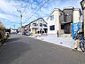 外観：接道状況および現場風景　【小平市小川町1丁目】戸建住宅が立ち並ぶ住宅地。静かな時間の流れ。ゆっくりと傾きを変えていく陽の光が清楚な家々を色鮮やかに演出してくれます。