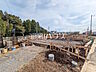 外観：現場風景　【日野市新町5丁目】まだまだ建築中でございますが、各棟、個性的な間取りでご家族皆様のニーズにこたえます。9家族のために、明るく寛ぎに満ちた間取りをご用意いたします。
