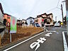 外観：≪接道状況≫周辺は落ち着いた雰囲気の住宅地です。小さなお子様がいるご家庭も安心です。【多摩市諏訪1丁目】