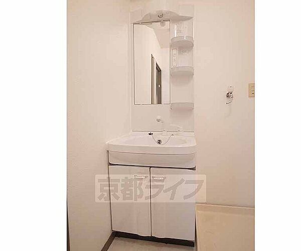 画像16:白基調のきれいな洗面台です・