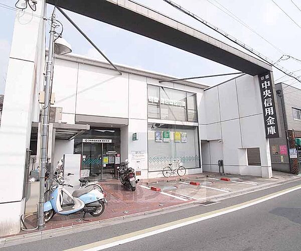 画像28:京都中央信用金庫 墨染支店まで378m 京阪墨染駅からすぐの立地。コインパーキングがございます。