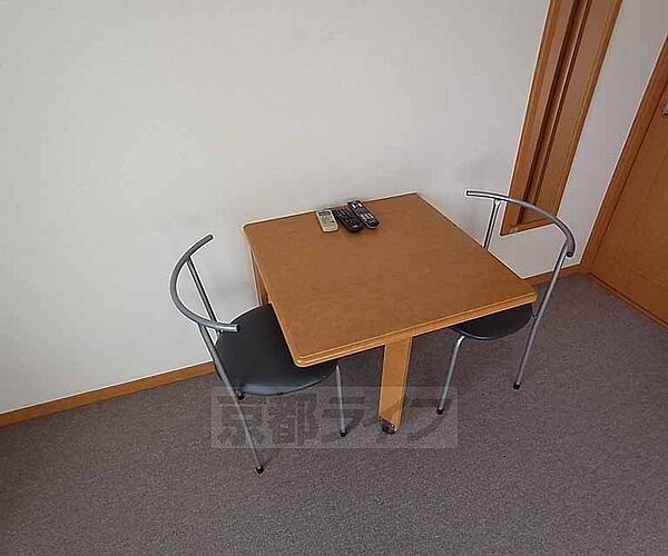 画像13:備え付きの机と椅子です。