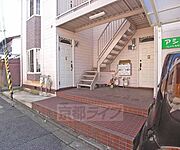 少し道路から段上がりです。