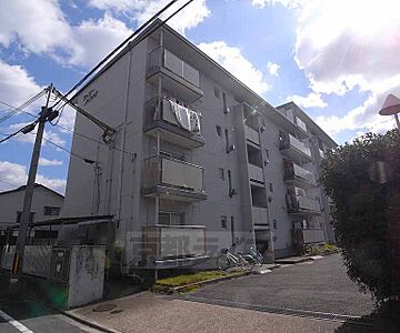 外観：鉄筋コンクリート造のがっちりしたマンションです。