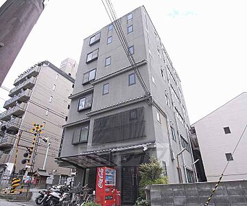 外観：背の高い立派なマンションです。