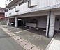 駐車場：建物の下