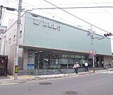 京都銀行 帷子ノ辻支店まで690m 三条通り沿いに有り、嵐電帷子ノ辻駅すぐそば