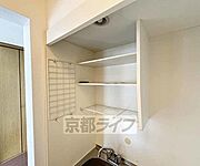 便利な収納台付きです。