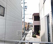 道路からあまり見えません。
