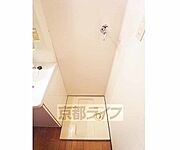 洗面台の横に置けます。