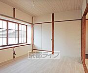 出窓のある6帖洋室です。