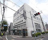 京都中央信用金庫 金閣寺支店まで404m 飲食店が多く並び生活至便な立地。