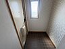 玄関：玄関窓で部屋が明るくなり風通しもよくなり快適にお過ごし頂けます。