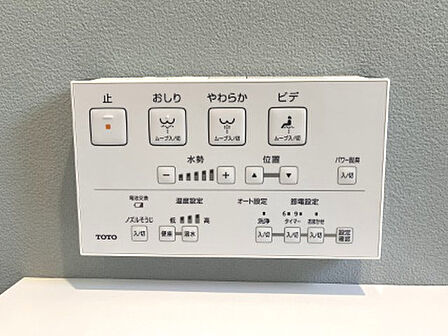 温水洗浄便座を備えた快適なトイレ。操作しやすい壁付けリモコンで、清潔で便利にご使用いただけます。