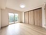 洋室：南側洋室はリビング側の引き戸を閉めても開き戸でお部屋の出入りもできます