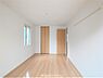 寝室：フローリングのお部屋です。