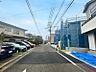 外観：前面道路は見通しもよくお子様の通学にも安心です。