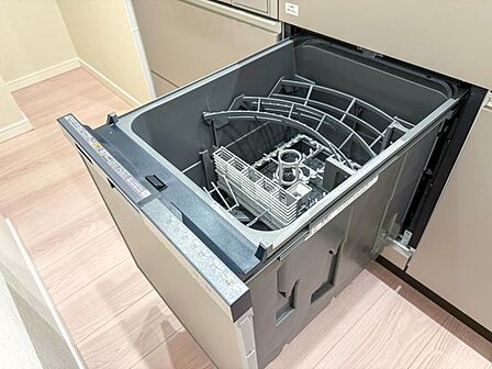 食器洗浄乾燥機を標準装備。作動中は他の家事を並行して進めることができ、家事の時短と負担軽減につながります。高温、高圧水流で洗浄するため、除菌・消臭効果が期待でき、衛生面での安心感が高まります。また、手