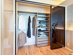【家具・小物（調度品）は販売価格に含まれません】たくさんの洋服をかけられる収納力と取り出しやすさが魅力のウォークインクローゼット。普段使わない家電やスーツケース、ストック品など何でも収納できる嬉しい空