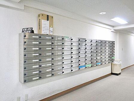 エントランスに備え付けの郵便受けです。