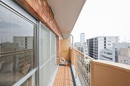 洗濯物もしっかり干せる、実用性の高いバルコニーです。
