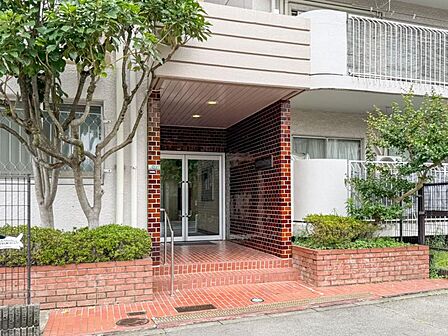 清潔感のある明るいエントランスが、毎日の帰宅を心地よく迎えてくれます。