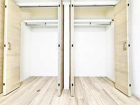 大きなクローゼット。我が家のクローゼットは子供のおもちゃの空き箱でいっぱいですが、これだけ広い収納があればパパのスーツやママのバッグもしまえそうですね!
