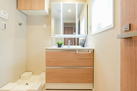 三面鏡の付いた洗面化粧台は、鏡面裏側にも機能的な収納を配置。普段使いの洗面小物やスキンケア用品などが衛生的に保管できます。