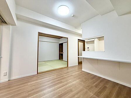 落ち着いた色合いの内装で、居心地の良い空間を演出。