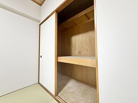 大きな押入。布団や毛布などもたくさん収納出来ます。