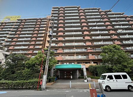 窓からたっぷりと陽光が注がれる明るい住まい。ご家族の成長に合わせてお住まい頂ける仕様の間取り。日々の疲れを癒してくれる主寝室。お子様も自分のお部屋でお勉強など出来るお部屋のご用意もございます。