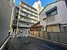 外観：駅からの帰り道には最寄りのスーパーがございます。毎日のご通勤など非常に助かります。