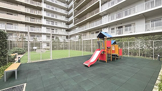 【敷地内遊び場...