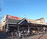 マツモト 上桂店まで740m 桂川街道沿いにあり 大型駐車場もあります