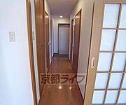 それぞれのプライベートを守る廊下です