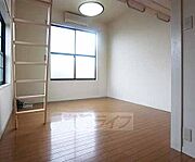 ロフト付きの部屋です。