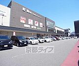 万代　五条西小路店まで214m 複合商業施設なのでここで全部揃います。