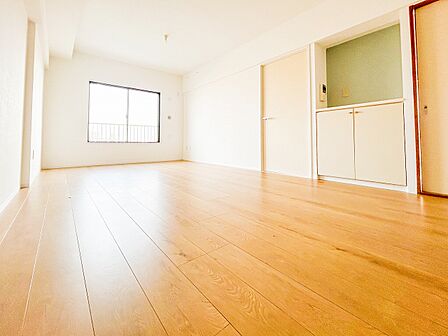 光がたっぷり降り注ぐリビングは、自然とリラックスできる空間です。開放的な広さがもたらす居心地の良さが、日々の生活にゆとりと穏やかさをもたらします。