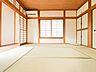 寝室：障子越しのやわらかな光が差し込む落ち着いた和室。客間としてはもちろん、お子様の遊び場や昼寝スペースとしても使える万能な一室です。