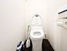 トイレ：清潔感のあるトイレは、シンプルでモダンなデザインが魅力です。広めのスペースでゆったりと使えるため、毎日の生活がより快適に。綺麗だからこその心地よさを感じられる空間です。