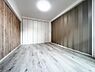 寝室：スライド式の扉を開けると広々とした空間に生まれ変わります。様々な用途に対応のできる使い勝手のいい洋室です。