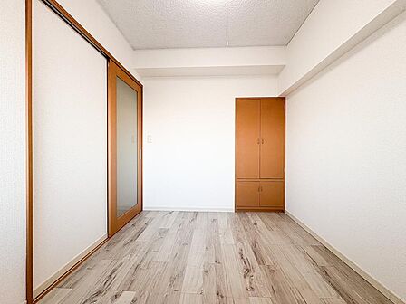 北側に位置する洋室です。窓からは落ち着いた青空の光がそのまま差し込むので、書斎や寝室にいかがでしょうか。